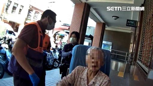 八旬婦跌坐迪化街　包包竟裝有2177萬金條