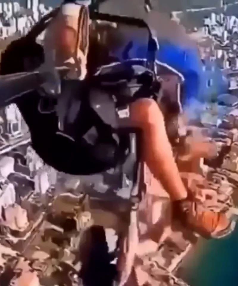 諾姆滑出安全帶單手懸空掙扎,教練拉不住,高空墜落慘死。(翻攝自IG@parvezsagar)