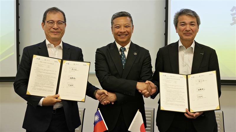 輔仁大學校長藍易振(中)與日本電子代表高橋清人(右)、科邁斯科技代表林瑋翔(左)共同簽署三方合作意向書,正式展開核磁共振技術人才培育與國際產學合作。(圖/輔大提供)