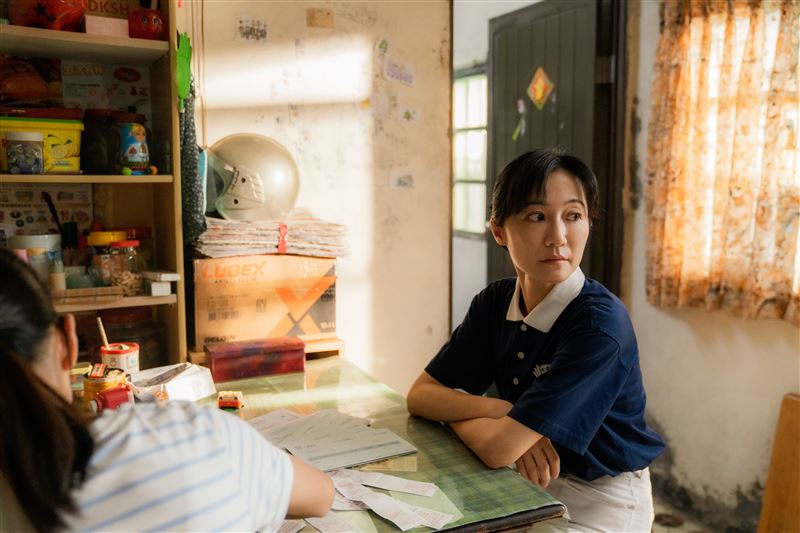 劉康崎(陳婉婷 飾)思考李秀玉(陳妤 飾)的未來規劃。(圖/大愛提供)