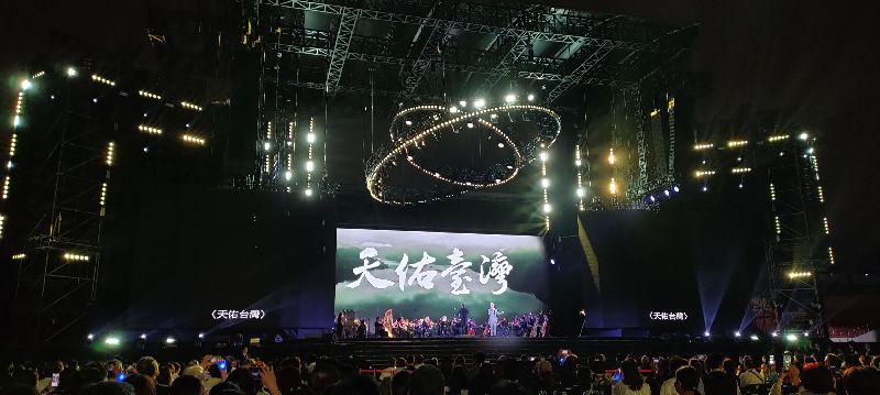 115年國慶晚會以「世界的舞台,齊聚台灣」為主題,透過多組跨界多元的精彩演出,邀請與會眾人一同迎接年度國家慶典。(圖/中央社)