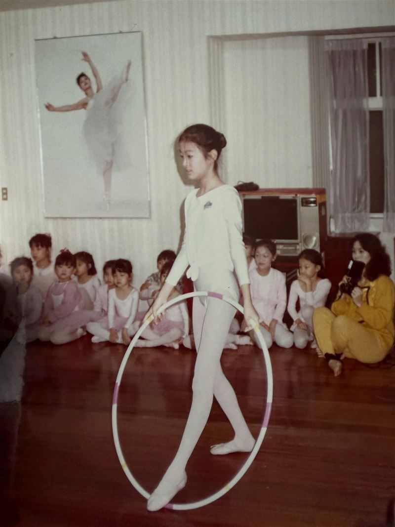 賈永婕分享年幼練韻律體操的照片,透露上台表演前都會緊張到胃痛。(圖/翻攝自賈永婕臉書)
