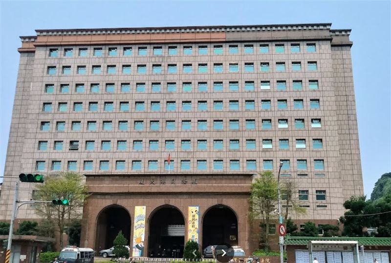 基隆一名女子與男友分手後,提告男友在交往期間偷拍2人性愛影片,基隆地院法官勘驗影片時發現,女子曾在鏡頭前作鬼臉,認定女子知道遭拍攝,最終判決男友無罪。(翻攝畫面)