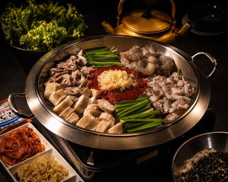 人氣爆棚的「章腸蝦鍋」,將Q彈魷魚、鮮蝦、肥美腸類與特製韓式辣醬及高湯慢火熬煮,海鮮鮮甜與豐富脂香完美融合。(圖/翻攝畫面)