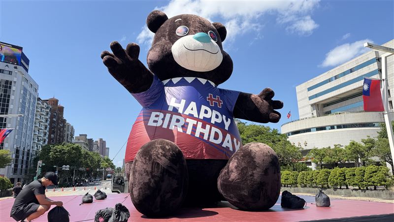 北市迎國慶6米熊讚將現身　市府路變畫布
