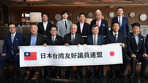 李逸洋與日本國會慶賀團合影日本台灣友好議員連盟會長、眾議員古屋圭司（前排左4）9日率領跨黨派國會議員慶賀團赴台，參加雙十國慶相關活動。駐日代表李逸洋（前排右4）親赴東京羽田機場送機，感謝日本國會議員以實際行動展現對台灣的支持。（駐日代表處提供）中央社　115年10月9日
