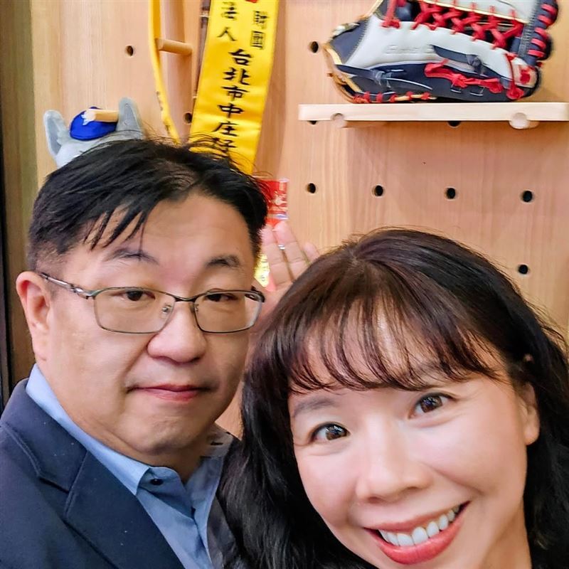 洪慈庸親赴沈伯洋競選總部,PO照送祝福公開表態支持。(圖/翻攝自洪慈庸臉書)