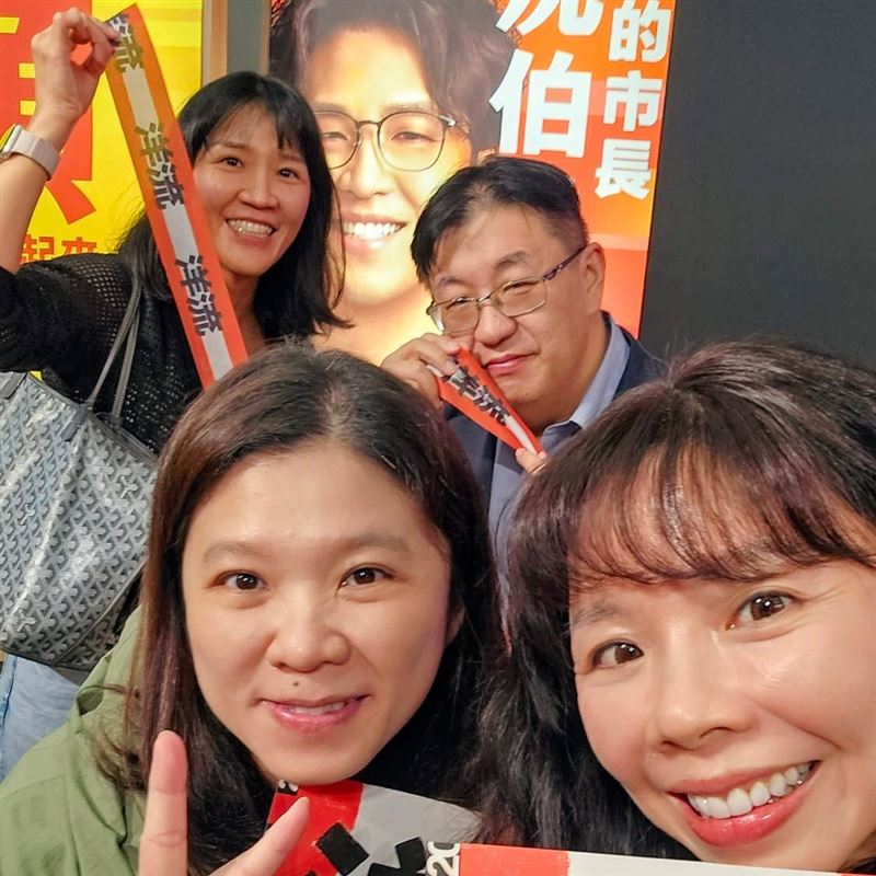 洪慈庸親赴沈伯洋競選總部,PO照送祝福公開表態支持。(圖/翻攝自洪慈庸臉書)