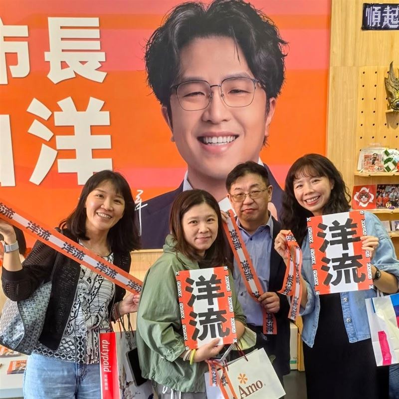 洪慈庸(右)親赴沈伯洋競選總部,PO照送祝福公開表態支持。(圖/翻攝自洪慈庸臉書)