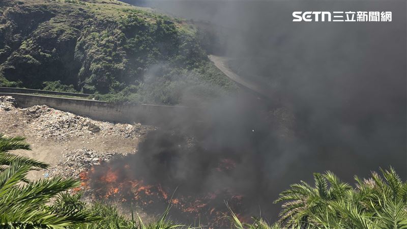 消防啟動夜間輪班機制，由綠島消防隊1警消、2車協同清潔隊持續駐守現場警戒，密切監控殘火。（圖／翻攝畫面）