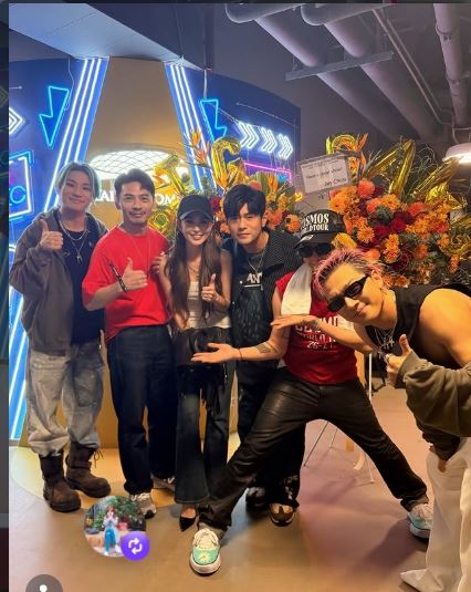 阿KEN(左2起)在社群曬出與BIGBANG以及周杰倫、昆凌的後台合照。(圖/翻攝自IG)