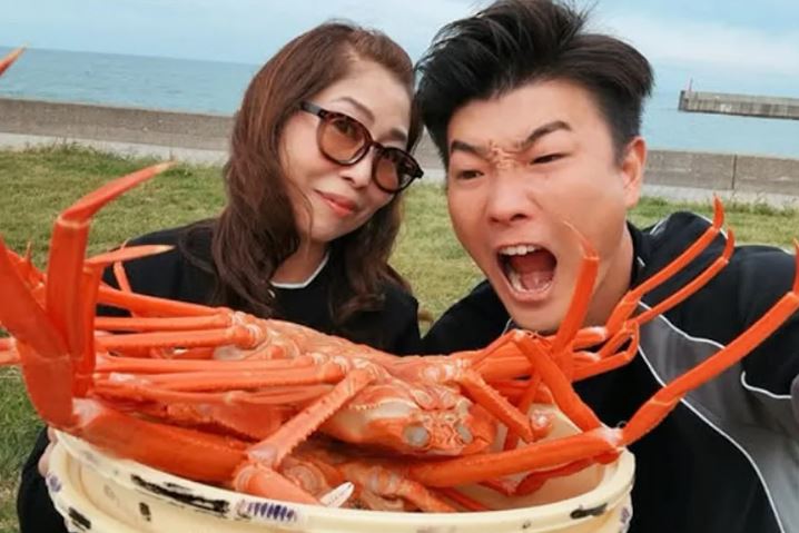 伊佐姆夫婦不畏外界眼光,經常在YouTube分享日常生活點滴。(翻攝IG@isamutomidori)