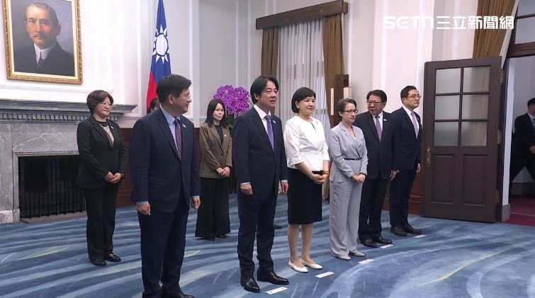 歡慶中華民國115年國慶,總統賴清德偕夫人吳玫如、副總統蕭美琴在總統府內接受外賓祝賀(圖/翻攝畫面)