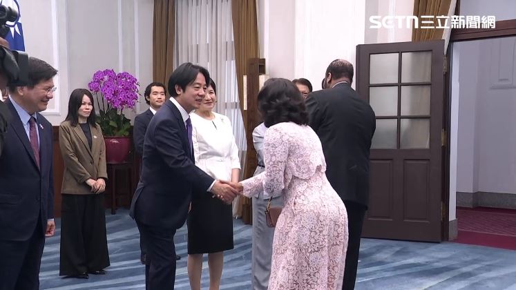 總統賴清德與夫人吳玫如、副總統蕭美琴在總統府內接受外賓祝賀(圖/翻攝畫面)
