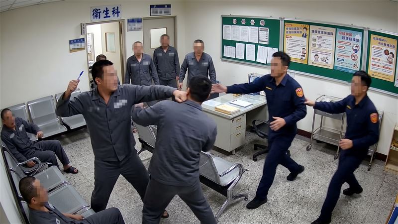台南監獄今年初發生受刑人攻擊案!江姓受刑人在監獄衛生科就診時,巧遇昔日殺害結拜兄弟的仇人,竟持原子筆攻擊對方。(示意圖/AI製圖)