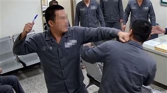 仇人13年後獄中相見…拿筆刺頸替亡友復仇