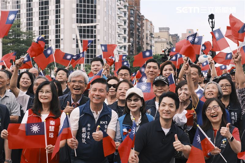 蔣萬安出席市府國慶升旗活動,致詞全程講了六次「中華民國」,不過談到台灣時,卻稱「這片土地」。(圖/記者楊士誼攝影)