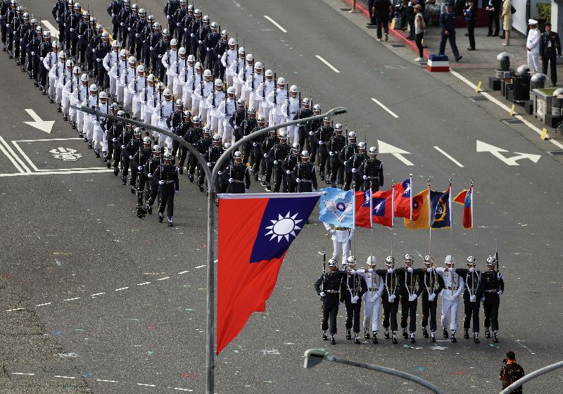 115年國慶大會10日上午在總統府前廣場舉行,國防部聯合樂隊暨三軍儀隊邁著整齊步伐進場。(圖/中央社)