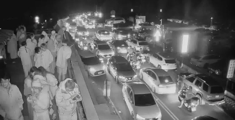 「中橫路況交通資訊站」在凌晨4:00貼出截圖發文喊話,合歡山部分路段壅塞回堵…請用路人暫時勿前往以免耽誤行程。(圖/翻攝自中橫路況交通資訊站臉書)