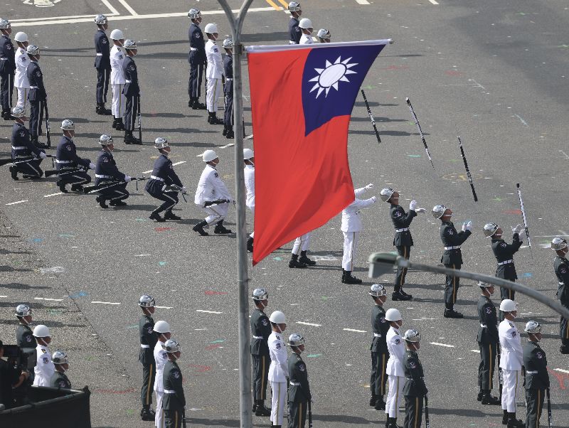 115年國慶大會10日上午在總統府前廣場舉行,國防部聯合樂隊暨三軍儀隊登場,展現花式操槍技法。(圖/中央社)