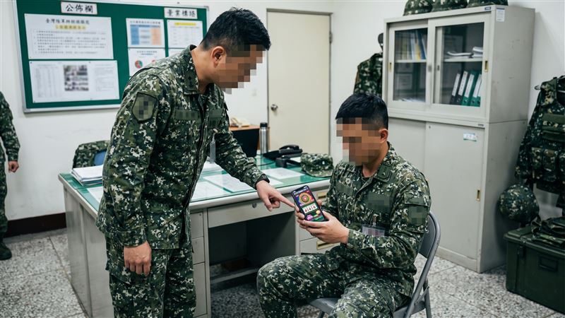上士班長因沉迷賭博網站，於營區及家中用手機豪賭，因單位進行例行性手機檢查時，長官發現他手機上賭博網站畫面未關閉，因此曝光。（示意圖／AI製圖）
