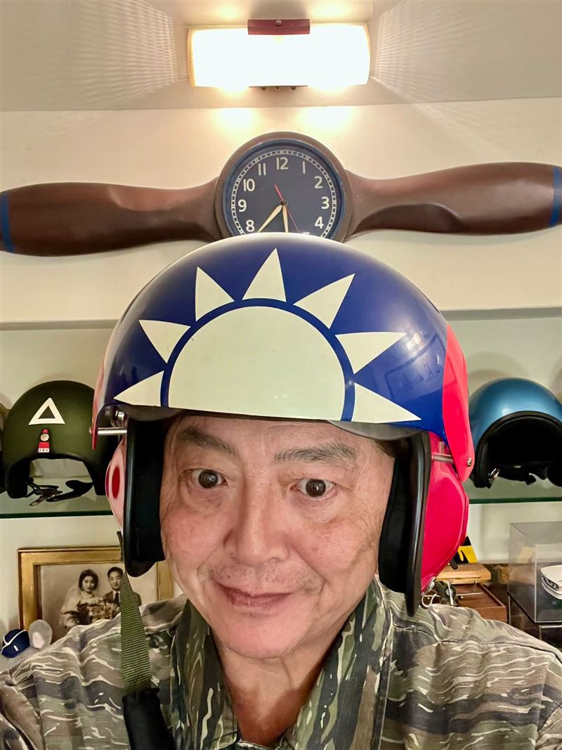 李國超曬出自己戴著「中華民國國旗款安全帽」的英姿照。(圖/翻攝自臉書)