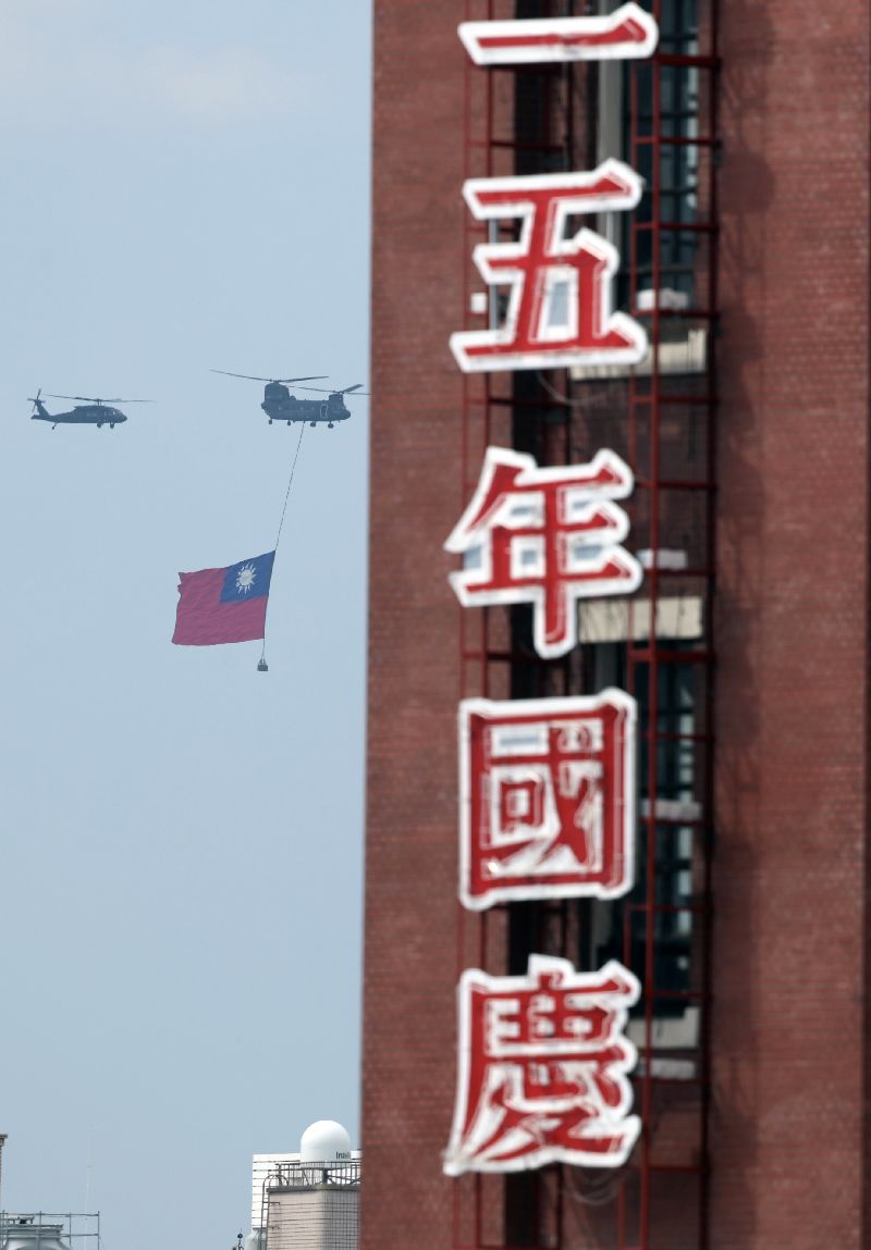 中華民國115年國慶大會10日舉行,CH-47SD契努克運輸直升機吊掛巨幅中華民國國旗進場,並於國歌演唱時飛越總統府前上空。(圖/中央社)