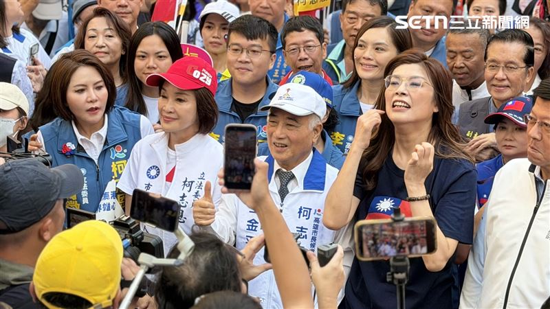 國民黨國慶升旗首度移師高雄,選在左營區果貿社區,藍營鐵票倉。(圖/記者簡榮良攝影)
