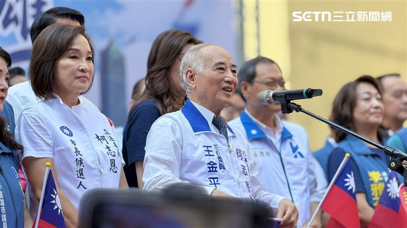 王金平在台上講起歷史,跟大家介紹國旗由來。(圖/記者簡榮良攝影)