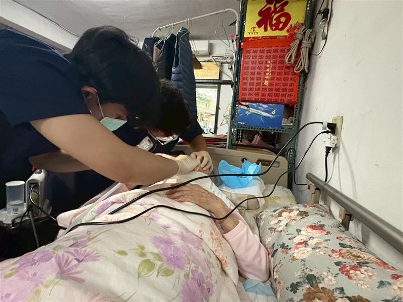 范綱信醫師(右後)走進長輩家中,在熟悉的生活環境裡進行口腔評估。他提醒,失智長輩的口腔照護,可以從每天的小事做起。(圖/恩主公醫院提供)
