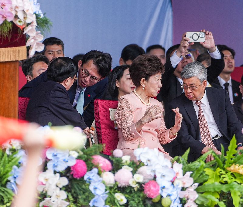 中華民國115年國慶大會10日上午在總統府前舉行,前副總統呂秀蓮(右2)與中研院院長陳建仁(右1)鄰席而坐,前總統陳水扁(左1)與後排的民眾黨主席黃國昌(左2)交談