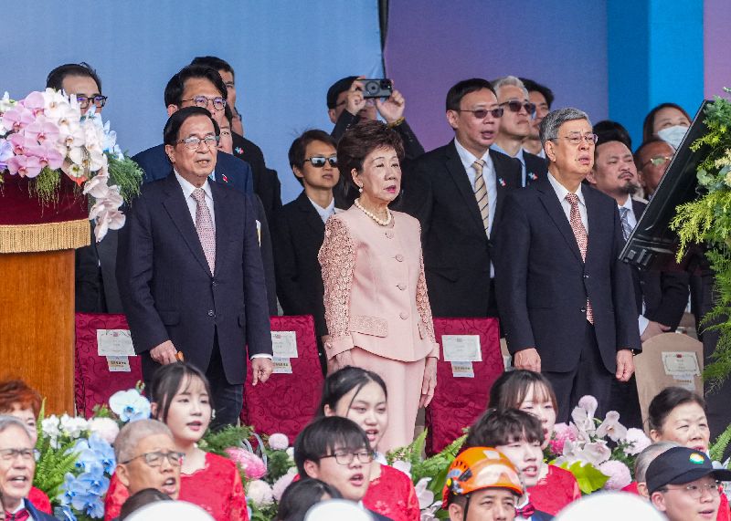 中華民國115年國慶大會10日上午在總統府前舉行,前總統陳水扁(左起)、前副總統呂秀蓮、中研院院長陳建仁出席觀禮,起立唱國歌。(圖/中央社)