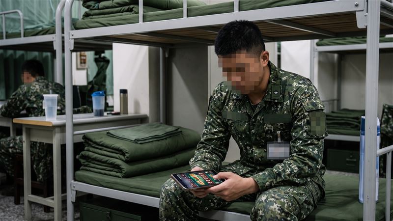 陸軍林姓二兵,因透過同袍取得賭博網站帳號、密碼,用手機線上賭博,在短短3個多月內虧損34萬元,因無法支付,報警處理,案情曝光。(示意圖/AI製圖)