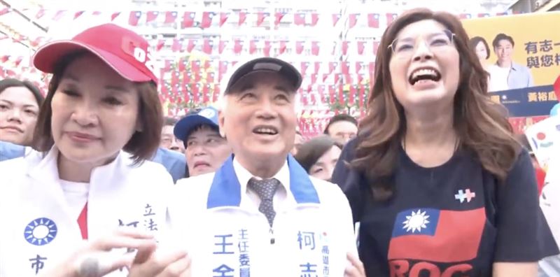 鄭麗文和柯志恩本來站在旁邊,但王金平出現後被拉到兩人中間(圖/翻攝畫面)