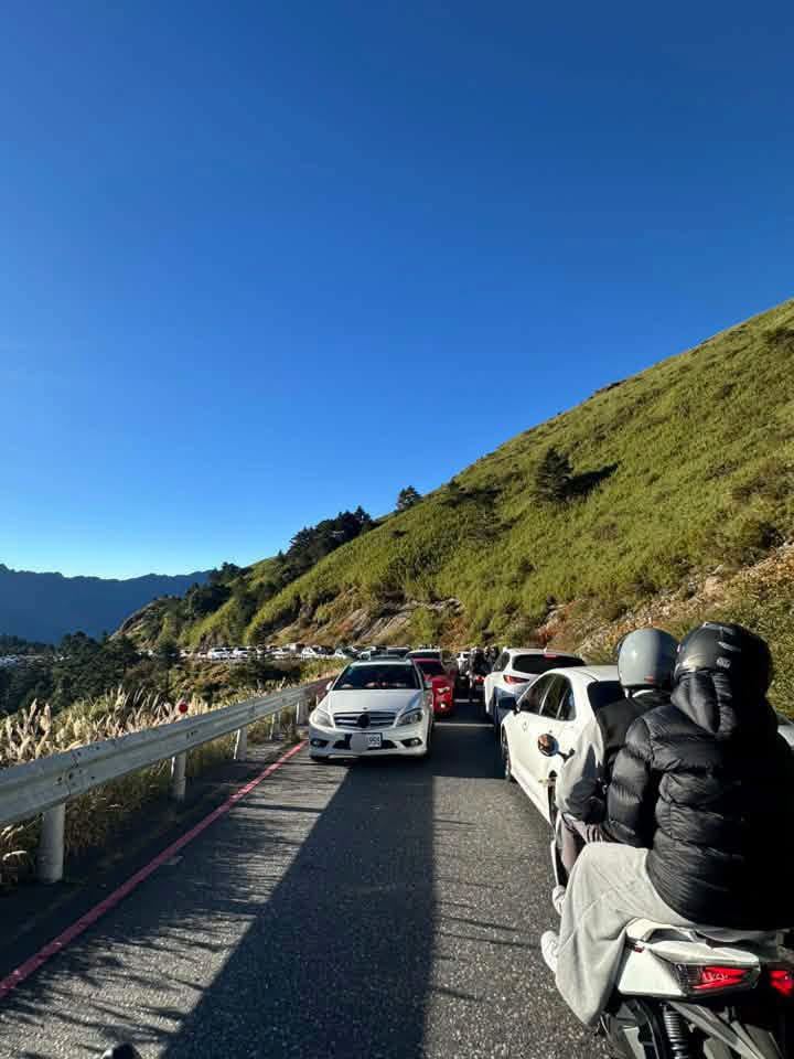 白色賓士違停在上山唯一道路上,擋住雙向來車,車陣回堵綿延數百公尺。(圖/翻攝自中橫路況交通資訊站臉書)