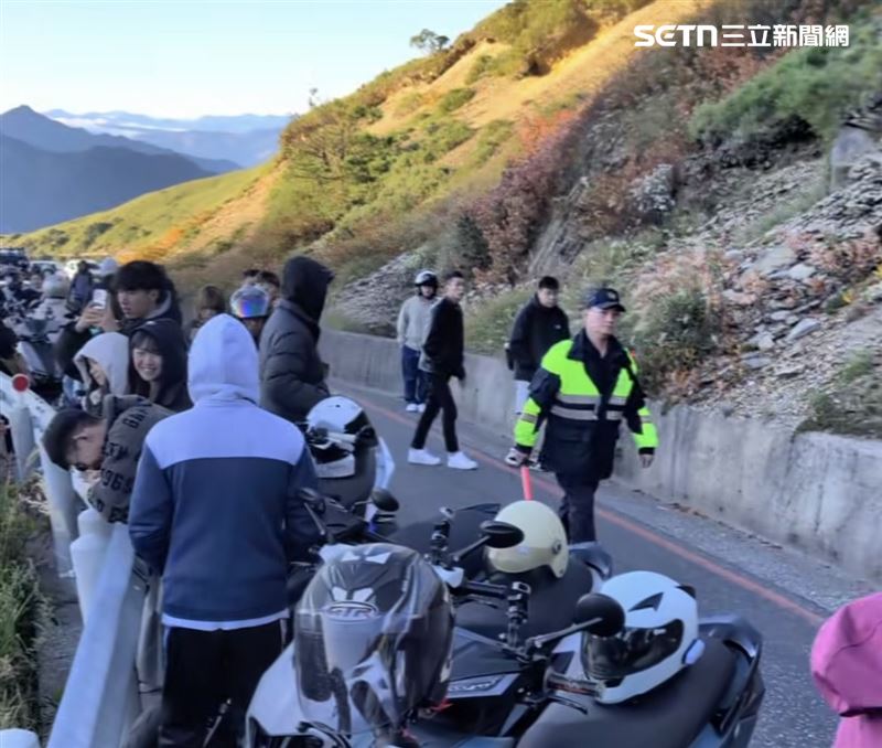 台14甲線合歡山路段塞爆,警方到場疏導交通。(圖/翻攝畫面)