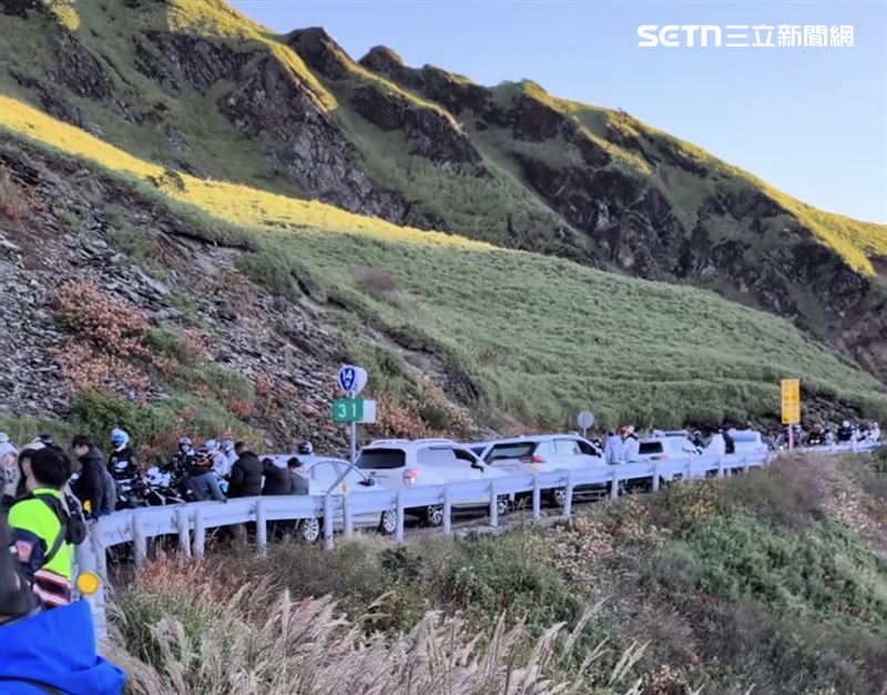 搶看國慶日日出,武嶺台14甲線一早人滿為患,車陣嚴重回堵。(圖/翻攝畫面)