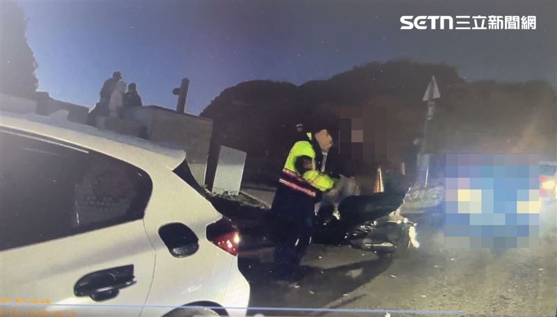 台14甲線合歡山路段塞爆,警方到場疏導交通。(圖/翻攝畫面)