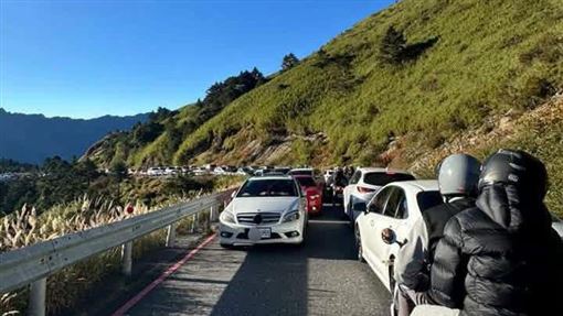 武嶺超扯違停！賓士「1車擋200車」引眾怒