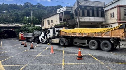 台2線大貨車逆撞砂石車　駕駛受困卡車內