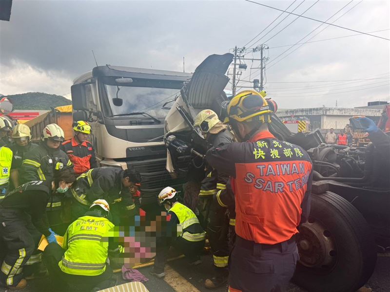 警消人員把受困駕駛救出。(圖/翻攝畫面)