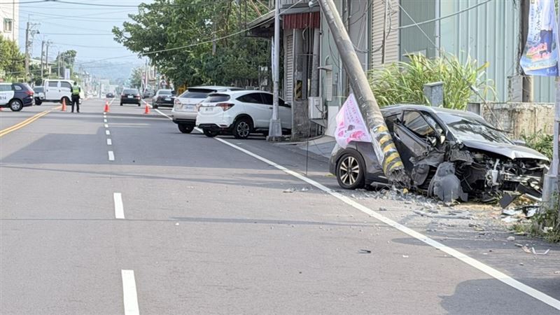 58歲男子開車逆向對撞1部雙載的機車後,再自撞路邊電線桿,肇事車輛嚴重毀損。(圖/翻攝畫面)