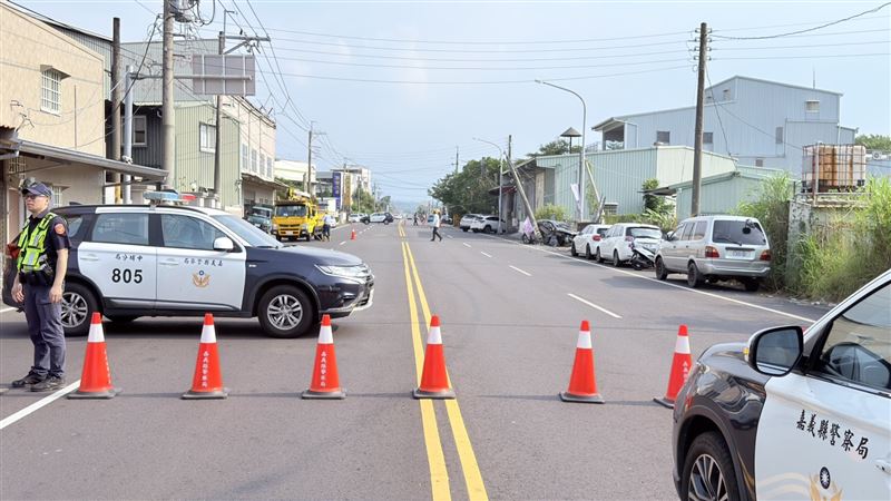 事故現場一片凌亂,警方一度將道路管制封閉。(圖/翻攝畫面)