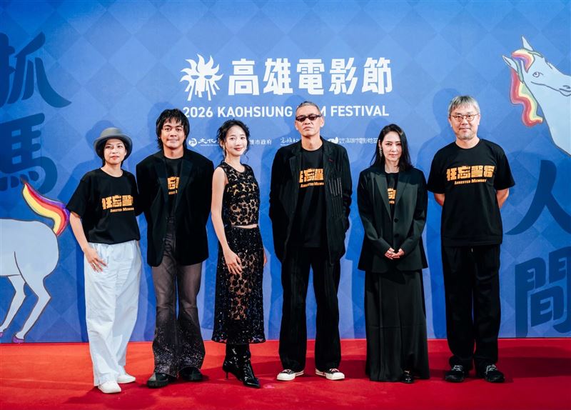 (左起)開幕片《狂忘警探》製片王思靜、演員喬瑟夫、李沐、導演SABU、演員霧島麗香、監製黃江豐。(圖/高雄電影節提供)