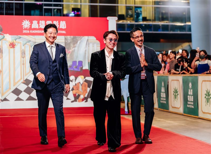 (左起)《平行與垂直》製作人佐藤現、演員安田章大、導演小林聖太郎。(圖/高雄電影節提供)