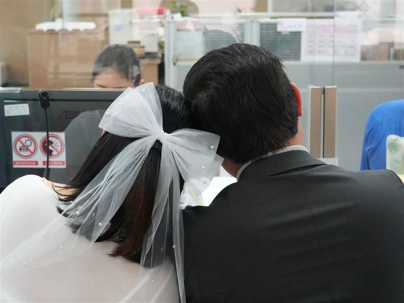 民進黨台北市議員陳賢蔚宣布結婚。(圖/翻攝自陳賢蔚臉書)
