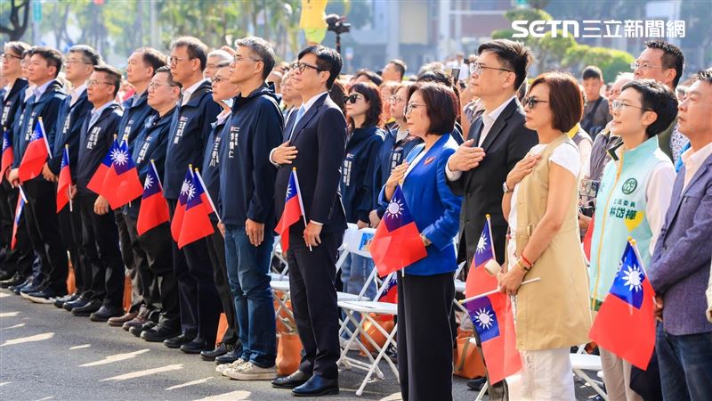 陳其邁上午8點與高雄市議會議長康裕成、軍方代表、民意代表及市府團隊、市民朋友齊聚四維行政中心府前廣場,共同祝賀中華民國生日快樂。(圖/翻攝畫面)