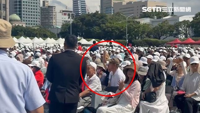 韓國瑜又提大罷免！民眾比倒讚：下台啦