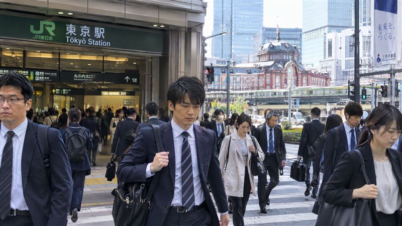 日本長壽不只靠飲食!家醫科醫師李思賢指出,日常走路可能是關鍵,研究發現每天走7000步,有助降低死亡及失智風險。(示意圖/AI製圖)