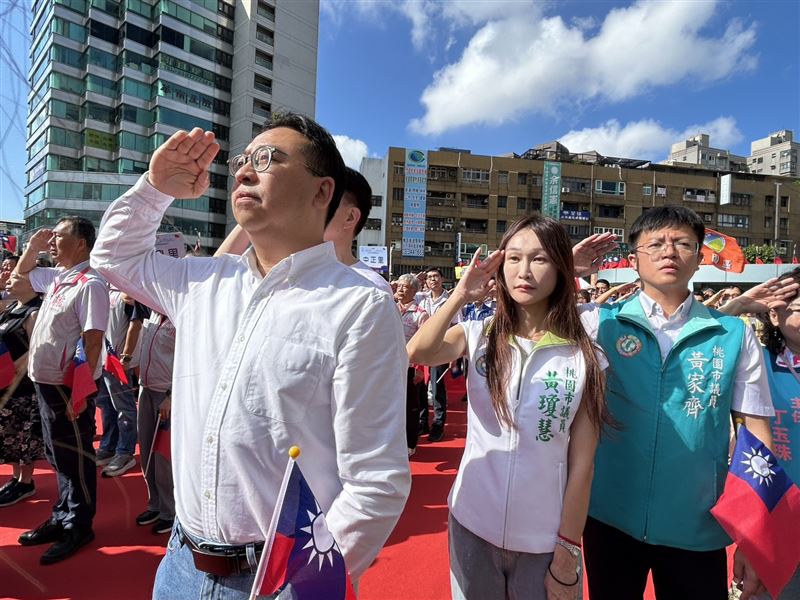 民進黨桃園市長候選人黃世杰於10日出席桃園市國慶升旗典禮,邀張善政辯論桃園願景。(圖/黃世杰提供)